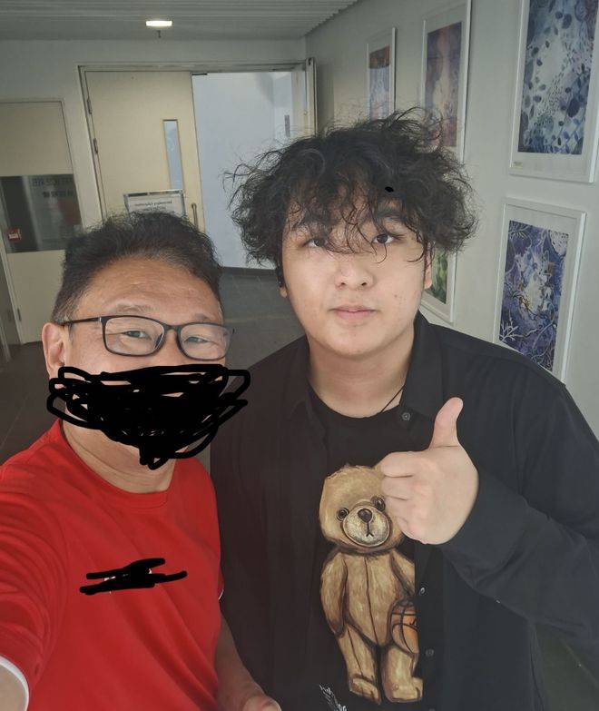 原创            15岁费曼晒初中毕业照，头发又长又卷遮住双眼，长相和儿时区别大-费曼现照