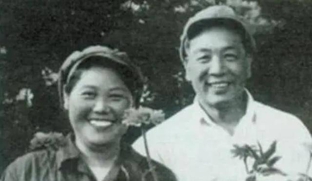 他一生有3任妻子,晚年希望死在妻子怀里,却不知妻子早他2年去世
