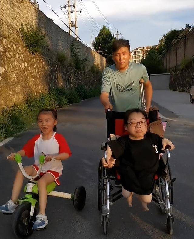 回顾"瓷娃娃"胡陆:身高89厘米,嫁两任丈夫,生下女儿遗传患病