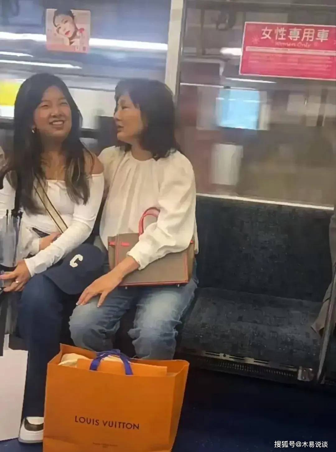网友地铁偶遇牛莉母女，牛莉面部僵硬鼻子超尖，买LV新包有实力-牛莉现状