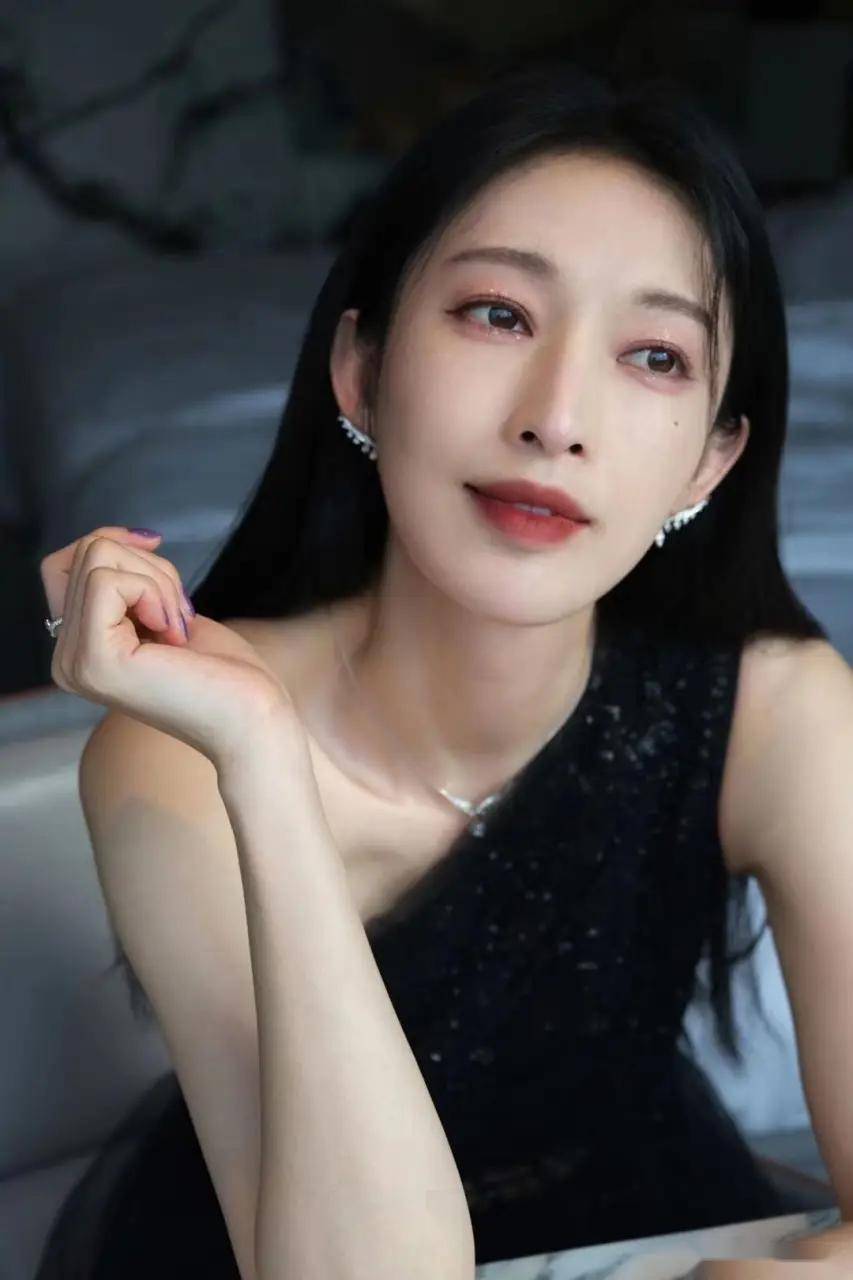 女神张俪丰腴身材惊艳全场,这谁顶得住!