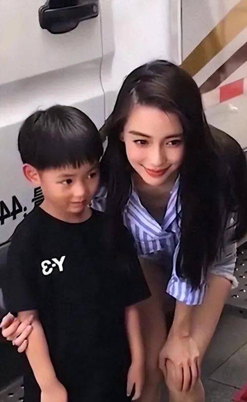 黄晓明的儿子,耳垂好大,已经长那么大了,墨镜遮不住帅气的脸_海绵