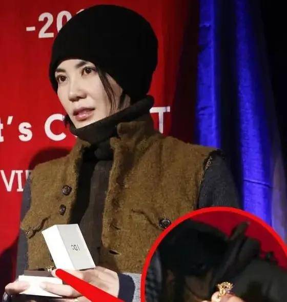 欠员工工资,拉王菲下水,坑无数家庭的"十佳演员",如今又被通报批评