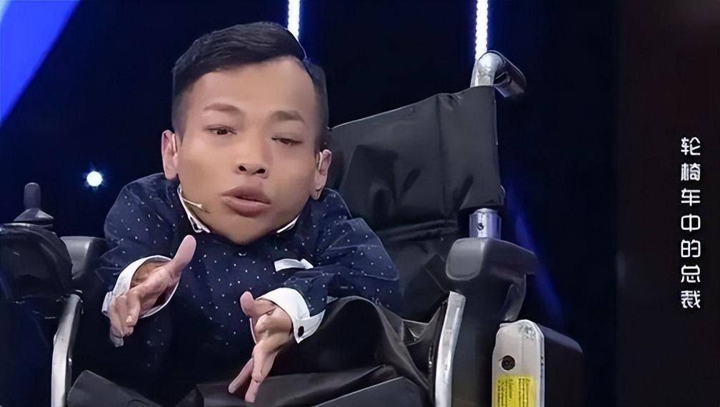 回顾袖珍总裁李创利:高80厘米坐婴儿车赚上亿身家,连娶两任美娇娘