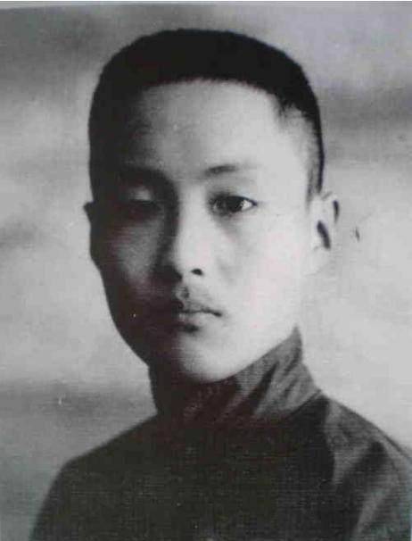 原来,这个人说是普通人,却又不是普通人,他是孔子的第77代嫡长孙,名叫