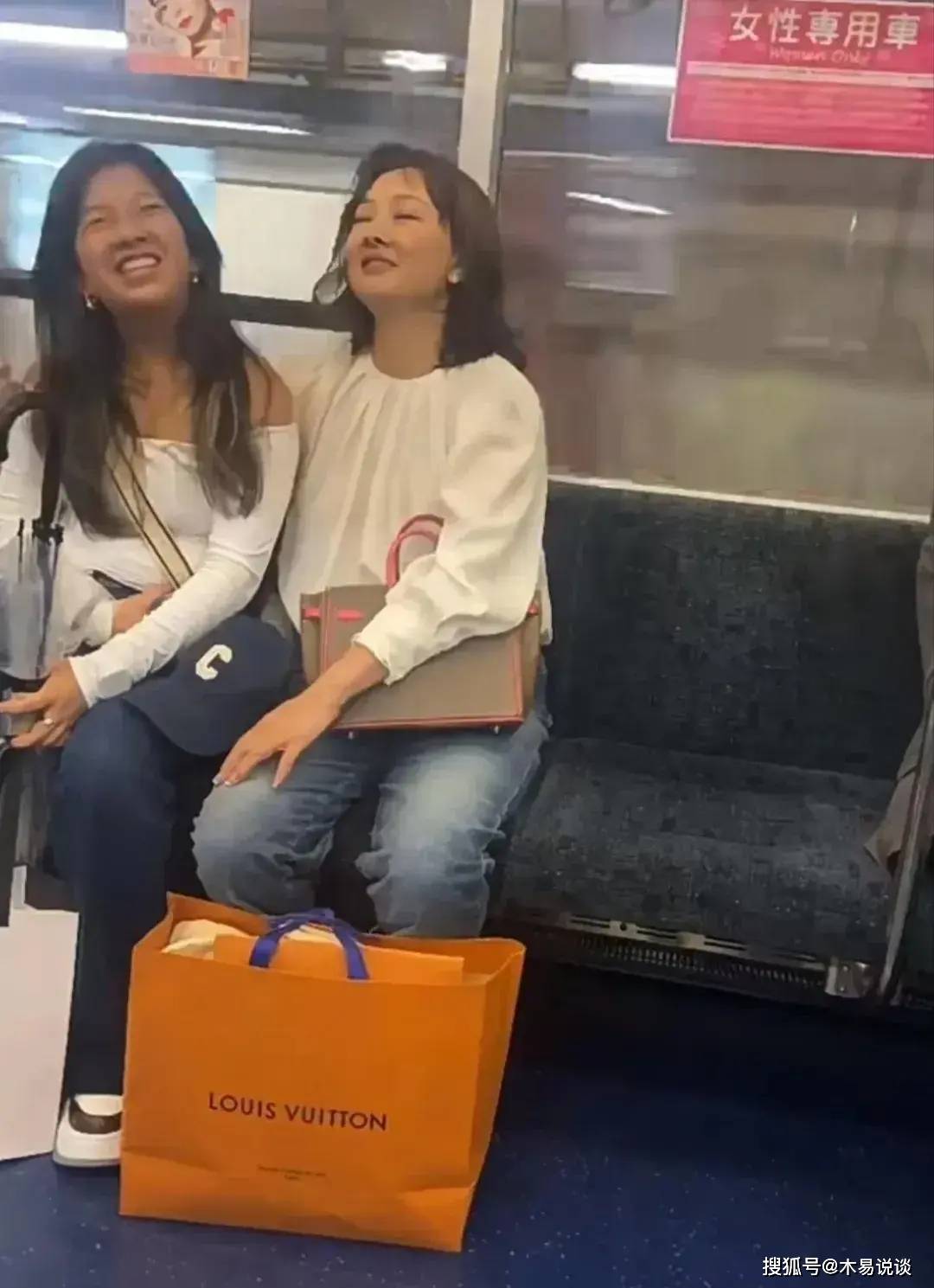 网友地铁偶遇牛莉母女，牛莉面部僵硬鼻子超尖，买LV新包有实力-牛莉现状