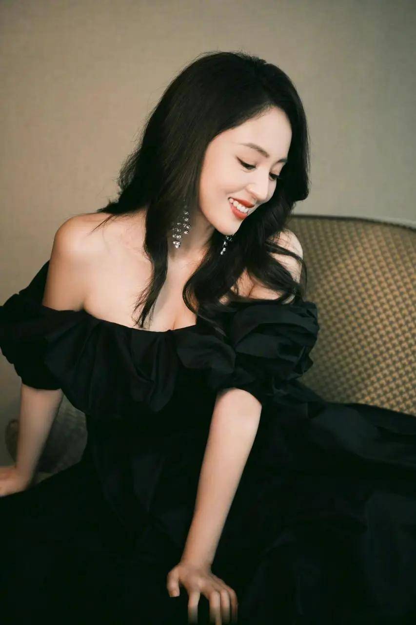 董璇这饱满身材,这谁顶得住!写真中的女神,美貌与才华的完美诠释!