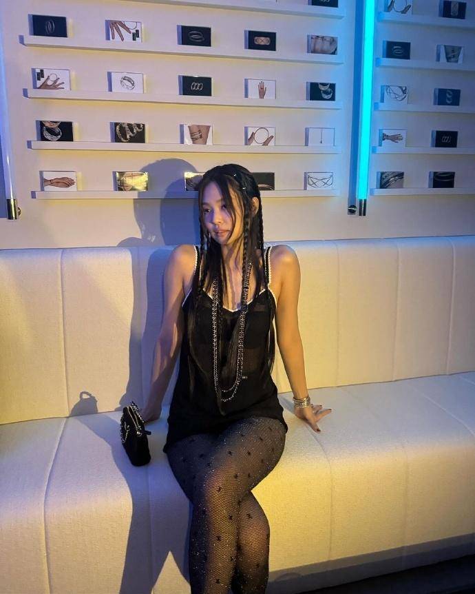 Jennie现身品牌活动现场,体重明显增加,网友:看起来脸好像胖了 插图5 Jennie现身品牌活动现场,体重明显增加,网友:看起来脸好像胖了 插图5