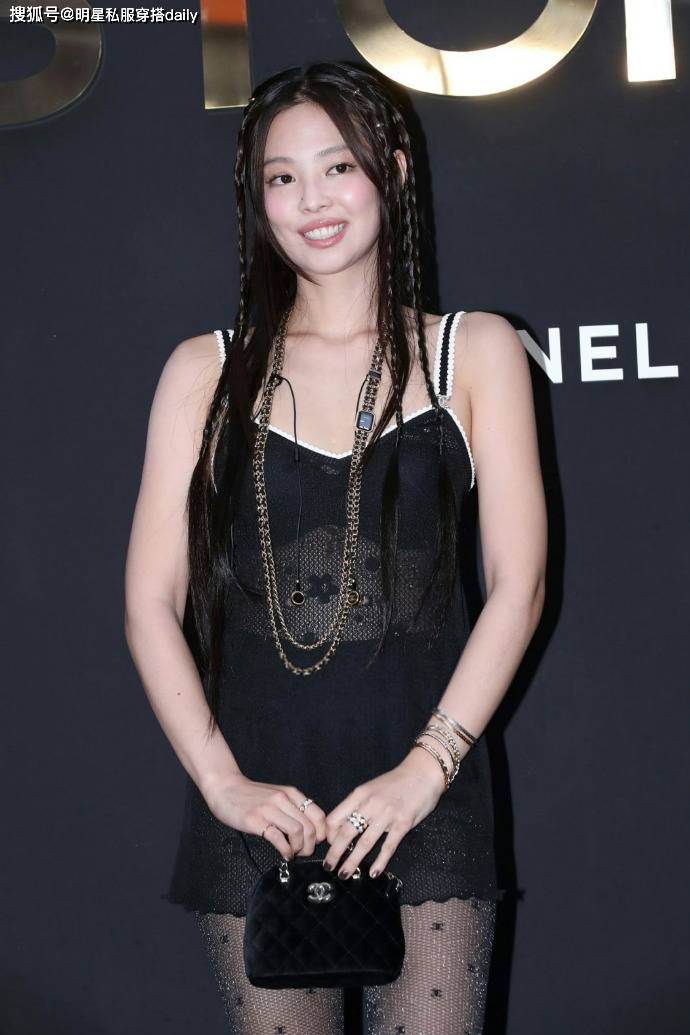 《地球上的香奈儿》Jennie的新造型，穿着黑色透视吊带迷你裙，身材真的很独特。