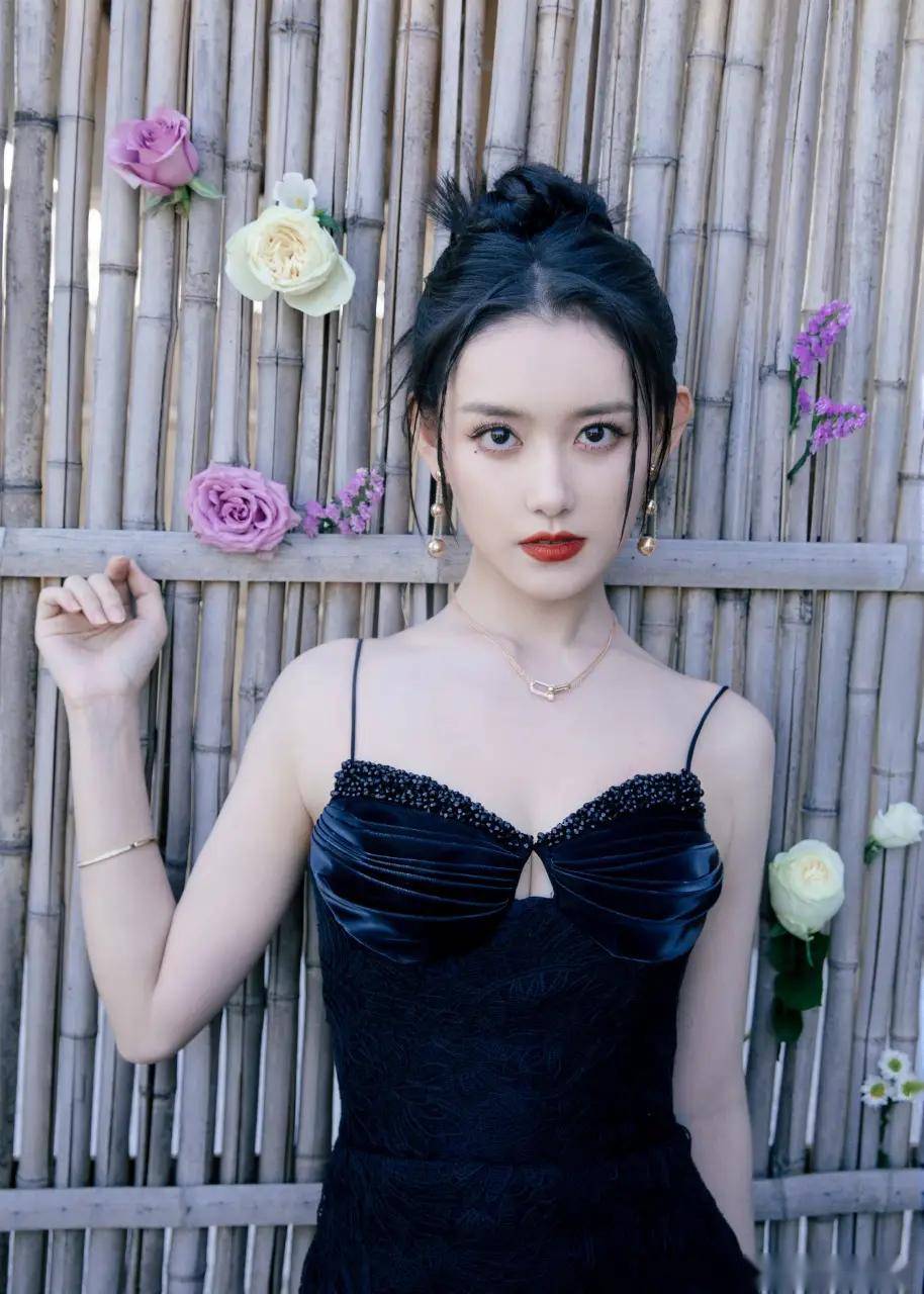 这谁顶得住!岁蒋依依丰腴写真,性感迷人无法抗拒!