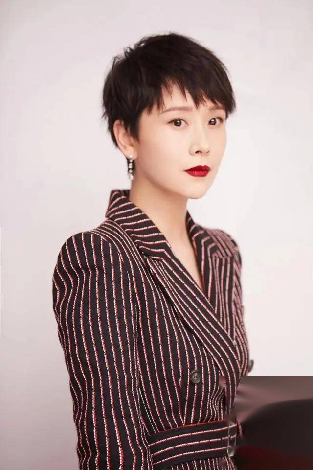 这位实力派女演员不仅拥有完美的身材,还具备出色的内在美,让人不禁为