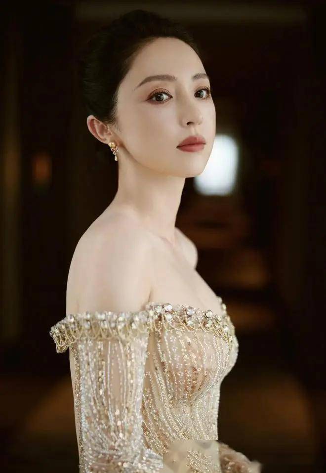 董璇这丰腴身材展现女神风范,这谁顶得住!