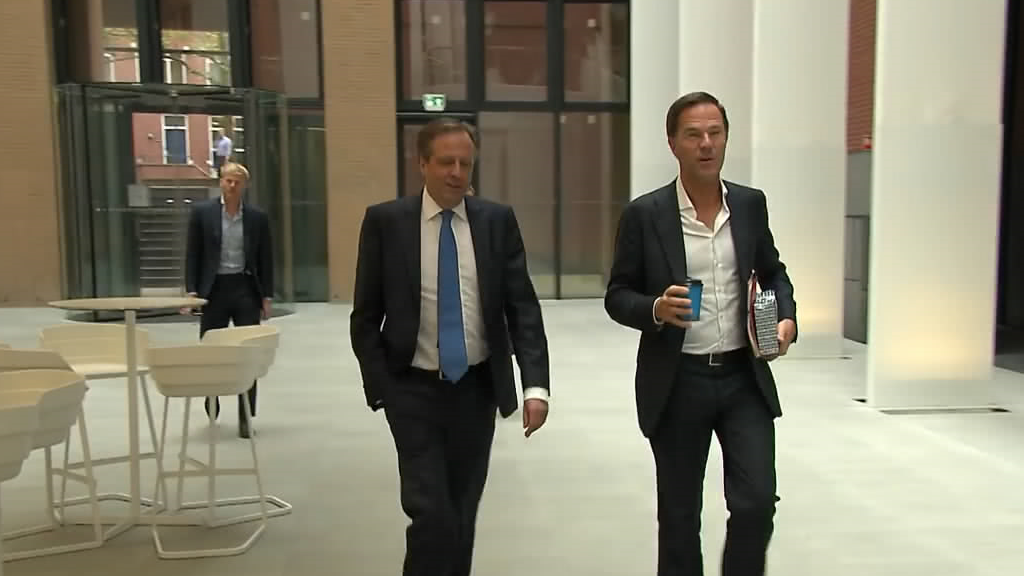 咖啡洒了,荷兰首相:真是不好意思,我自己来打扫_马克·吕特_自行车