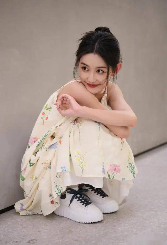 岁蒋依依写真曝光,迷人女神引爆全网!