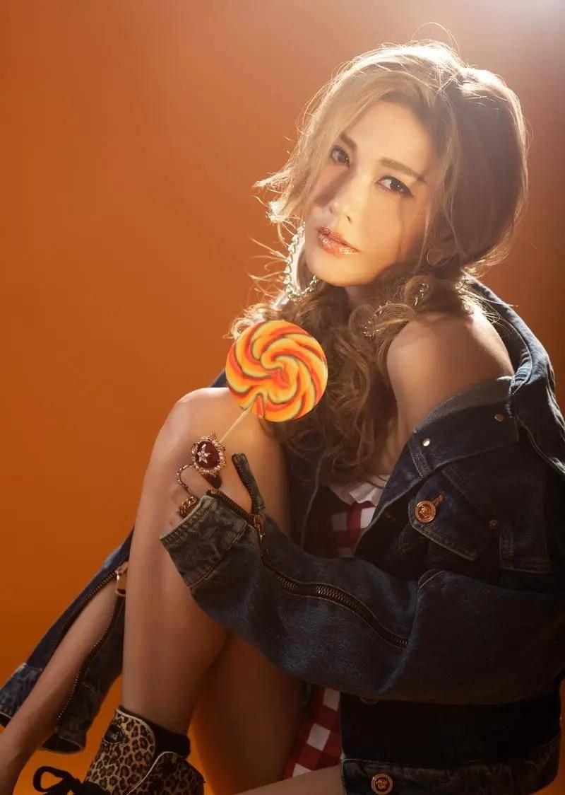 回家的诱惑女主角李彩桦丰腴写真展现迷人韵味,美貌与才华双重碾压