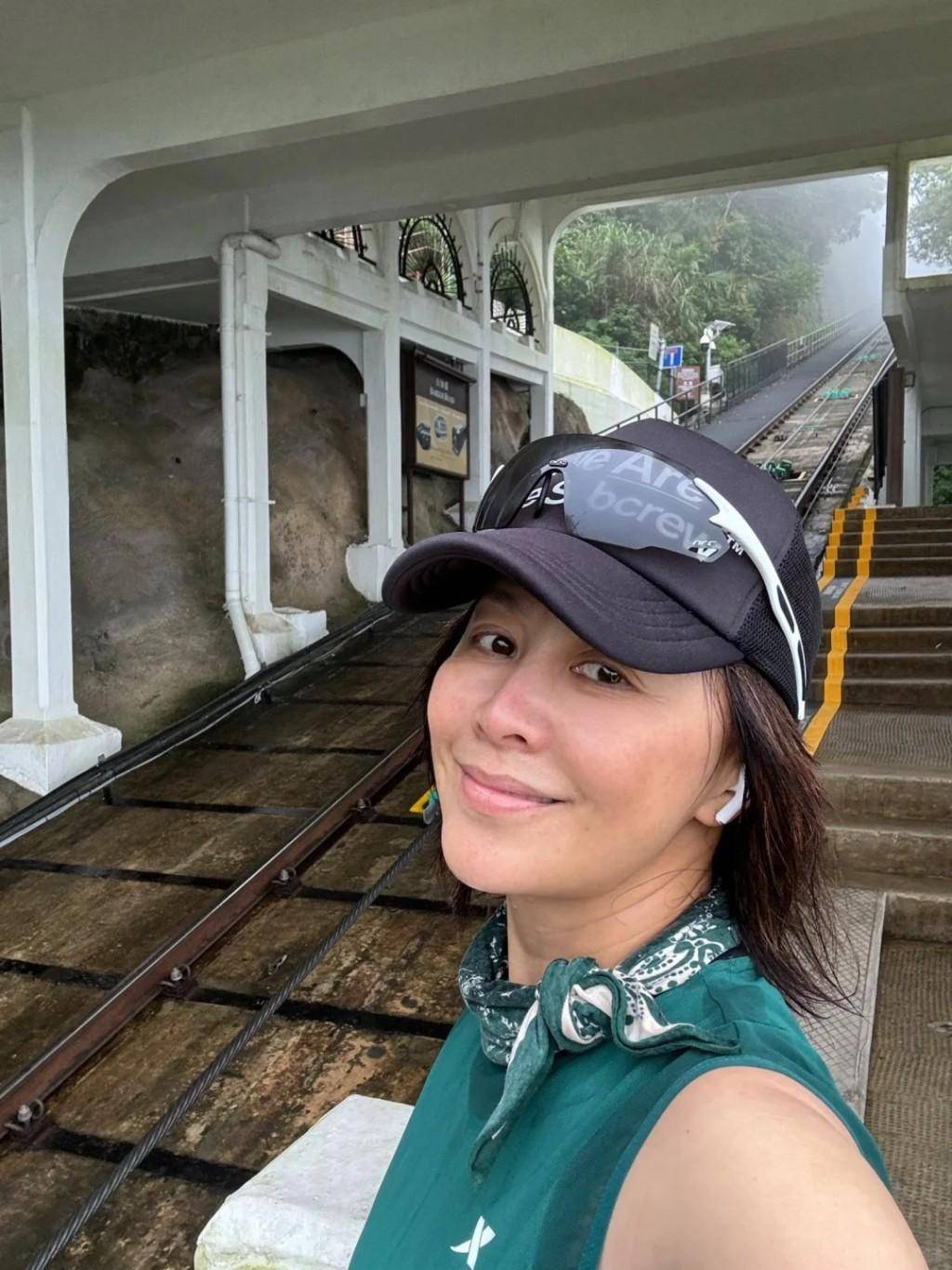 保养得宜,"没有白头发没有皱纹,好美健康活力像40岁,不化妆好美还年轻