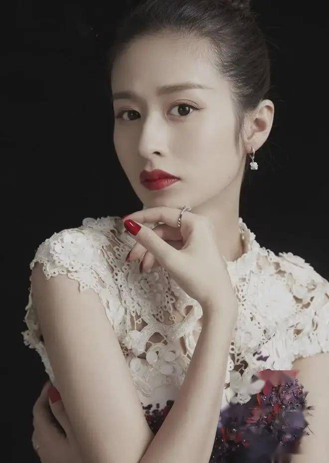 迷人女神!颖儿丰腴身材展现无遗,这谁顶得住!