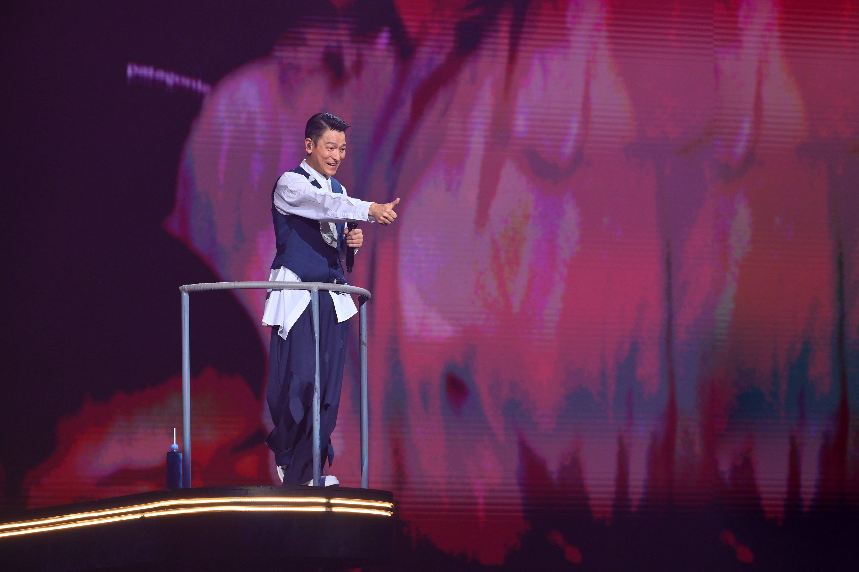 上海站震撼开唱 唱跳实力不减 舞美呈现科技与狠活_音乐_演唱会_舞台