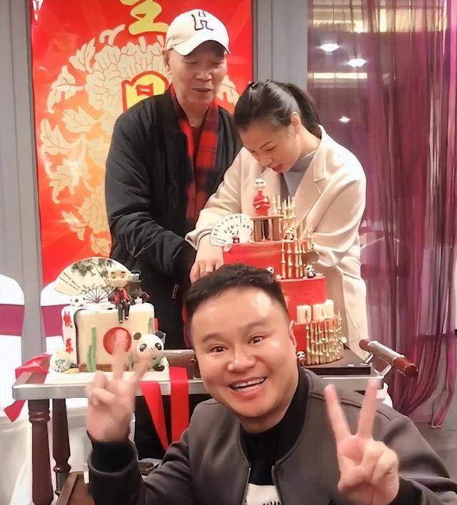 成都男神李伯清,第二任妻子年轻漂亮,知性优雅