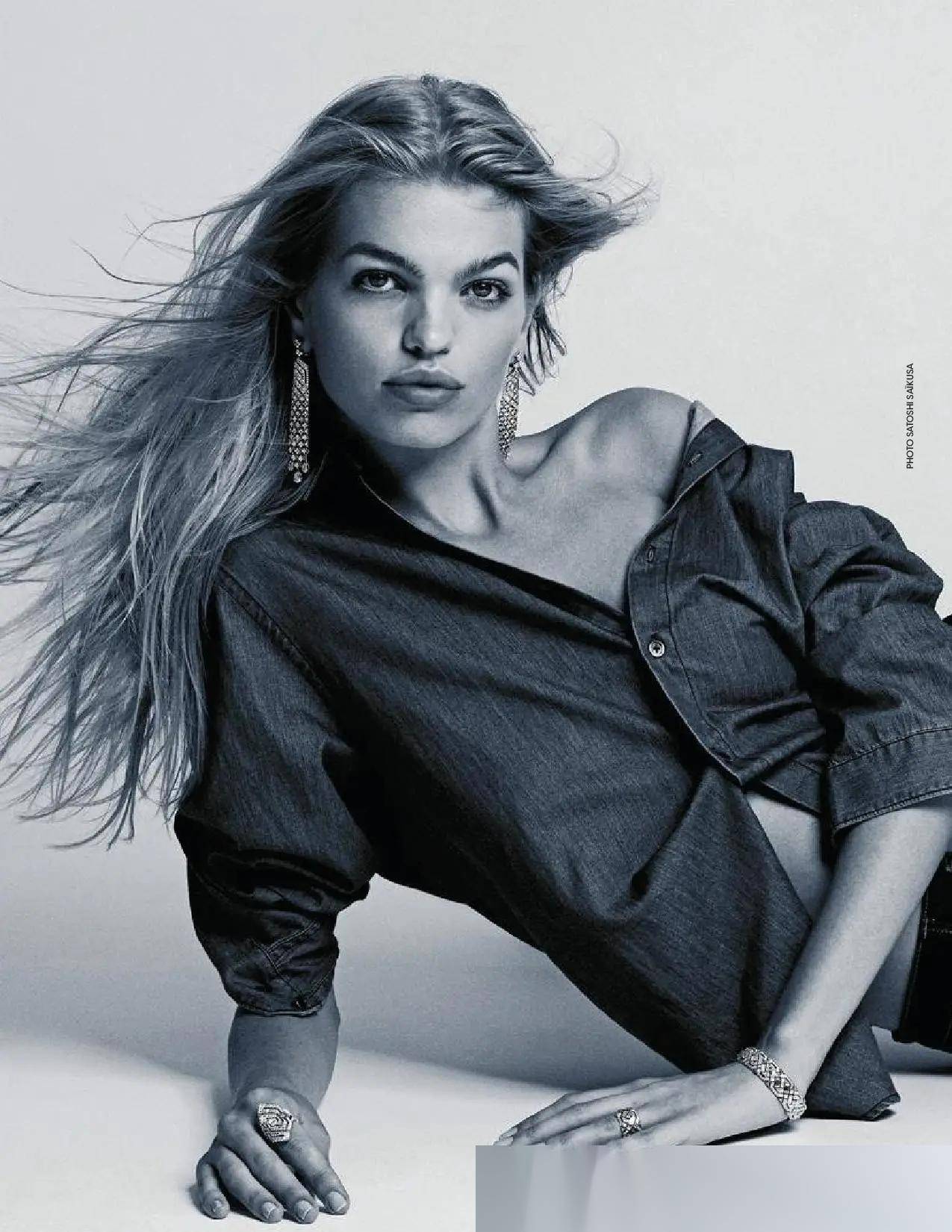 达芙妮·葛洛妮维尔德的丰满身材惊艳全场,女神范儿十足!