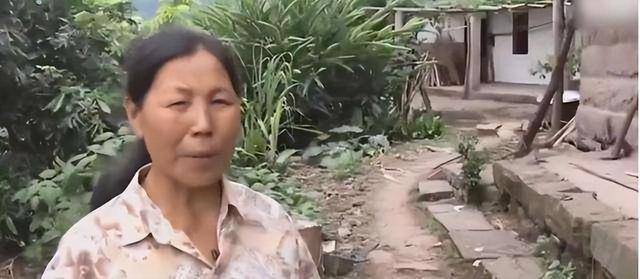 回顾:"爬行女孩"潘远香,怀孕后被丈夫抛弃,靠养牛年入