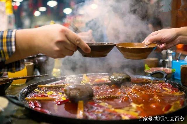 火锅里"暗藏"一只避孕套?店家称:想讹诈我们不可能!