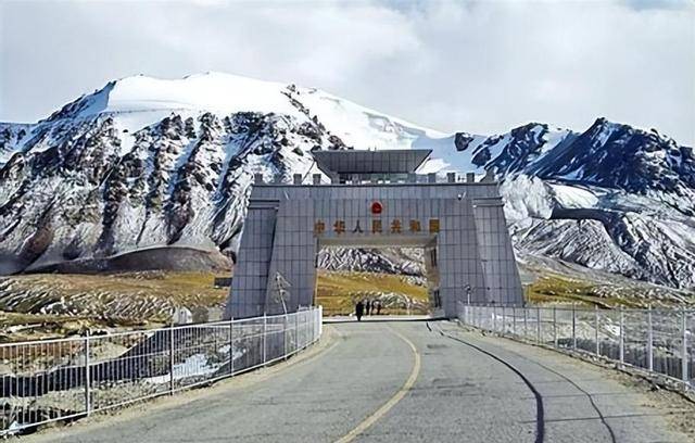 中巴经济走廊可直通阿富汗,全长达3000公里,为何要绕开瓦罕走廊