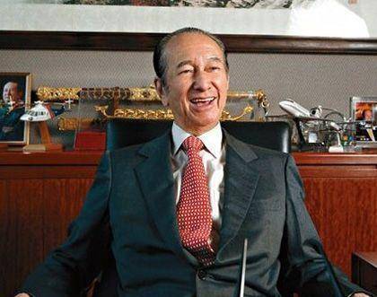 何鸿燊出身豪门,13岁遭遇家庭巨变沦为平民,跟随母亲流落街头