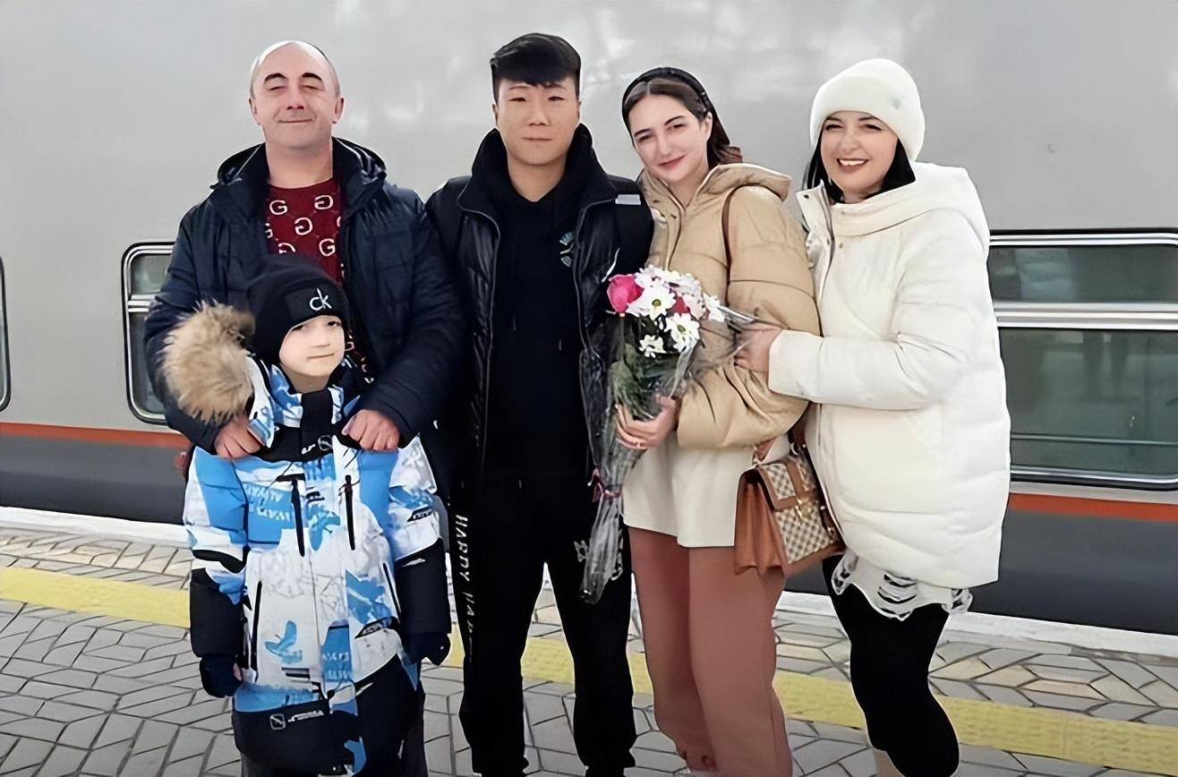 回顾天津小伙娶乌克兰美女,为避俄乌战火,花30万带岳父一家回中国