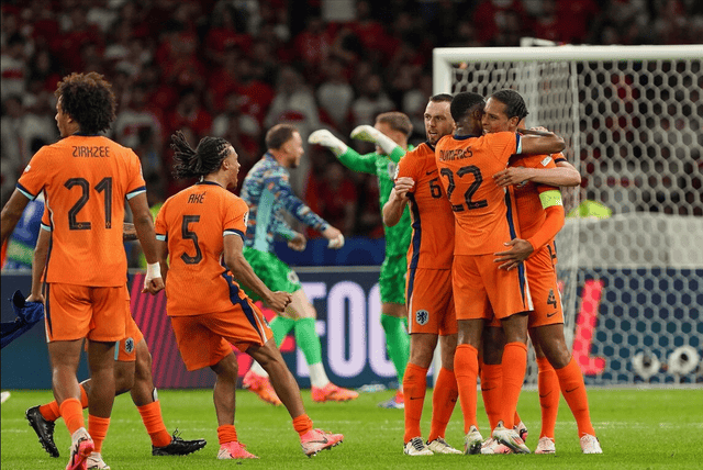 德弗里头球扳平 加克波造乌龙致胜 荷兰2-1逆转土耳其进欧洲杯4强