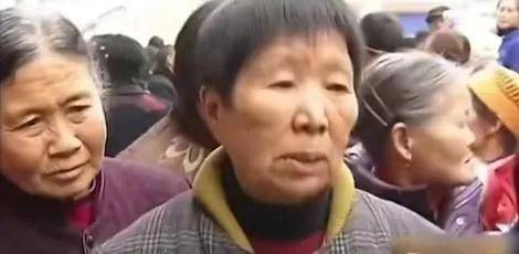 重庆老人将8个月亲生孙女,从三楼扔下后摔死,竟被判无罪?