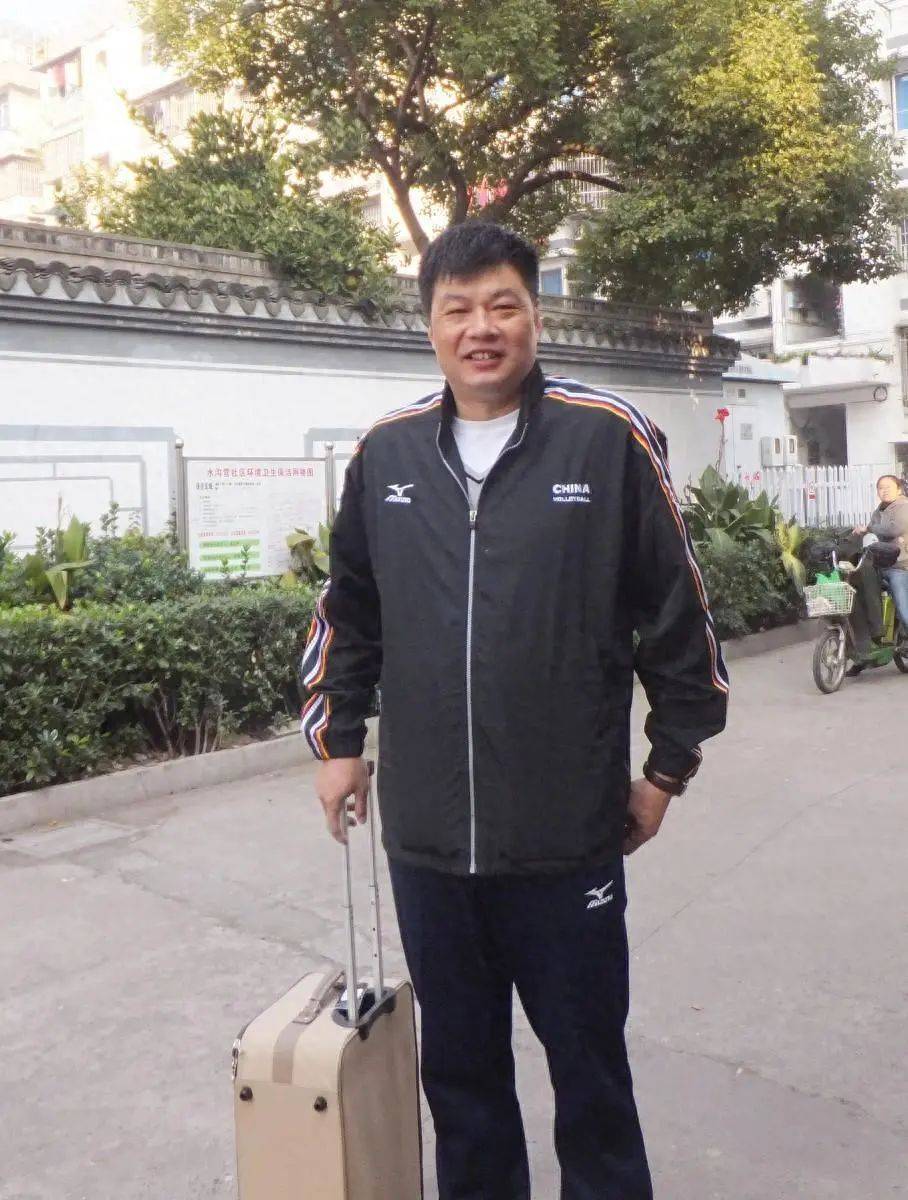 中国女排主教练俞觉敏为优化阵容,将楚金玲招入队中,与曾春蕾,杨婕