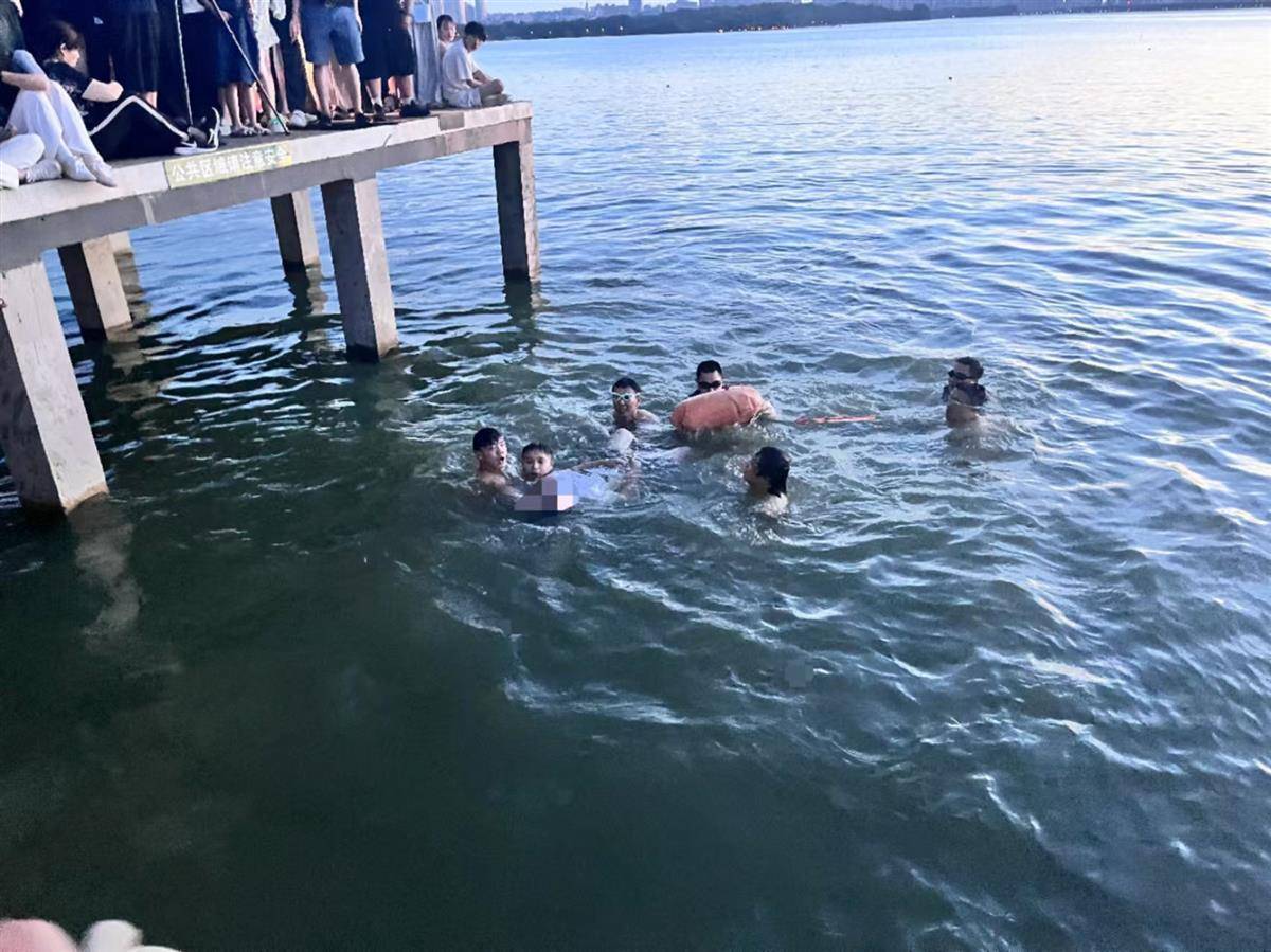 湖北武汉：男子溺水，市民奋力跑过整个栈桥跳水救人-湖北武汉溺水事件2021