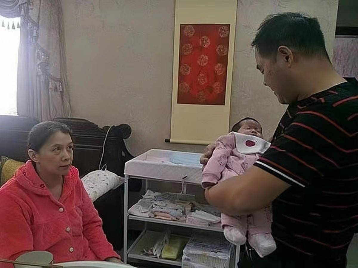 回顾:断了母乳就把头发染黑!52岁失独妈妈产子,自私还是无奈