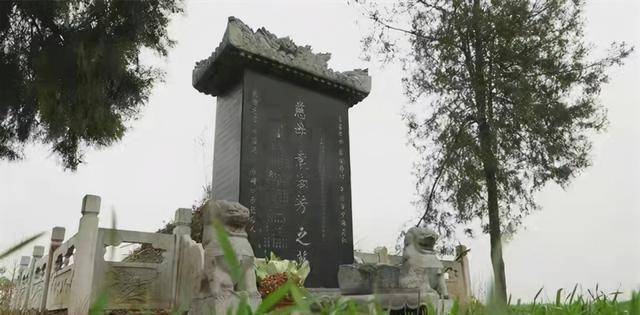 老太太行医80年,逝世后把100个药方刻在墓碑上,同行来祭拜抄录