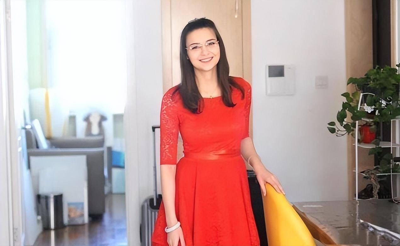 缇娜在俄罗斯当地读了一所艺术院校,主修绘画.