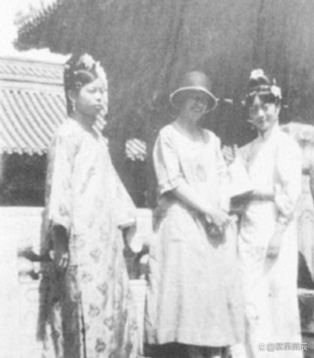 婉容又看上了李体玉,她深知自己在和祁继忠开始放荡之后就背叛了溥仪