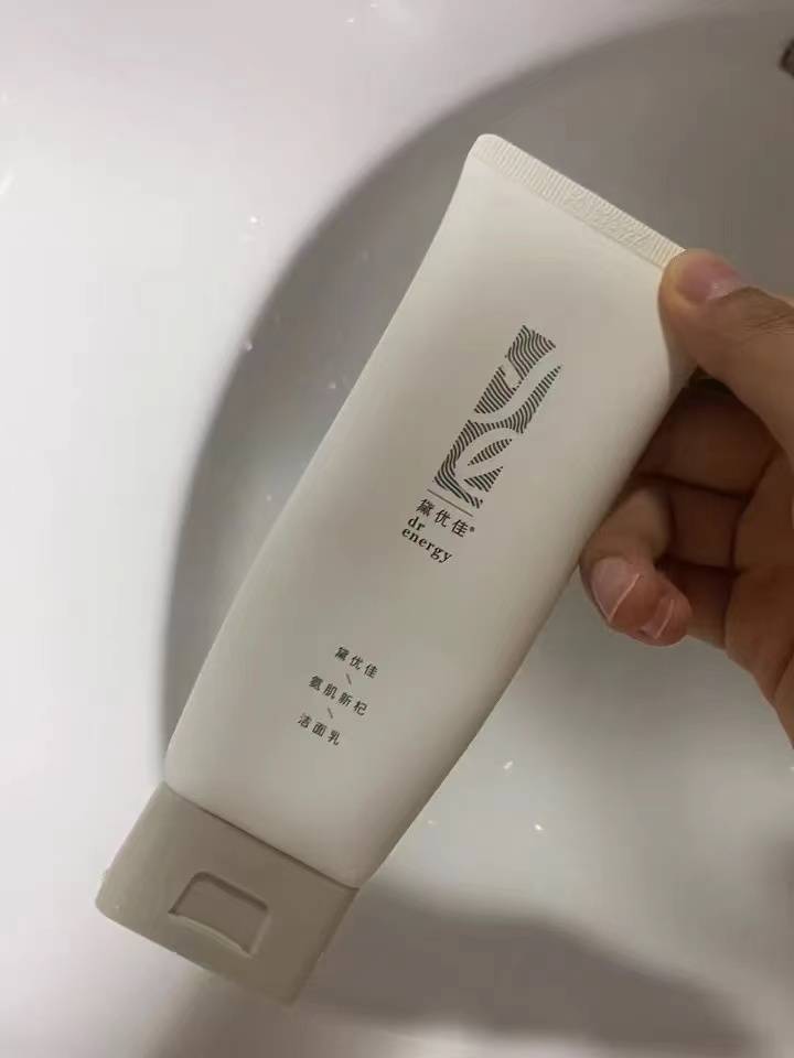 乳它清洁毛孔中污垢和油脂的同时还有除螨功效,坚持用它,脸上的闭口