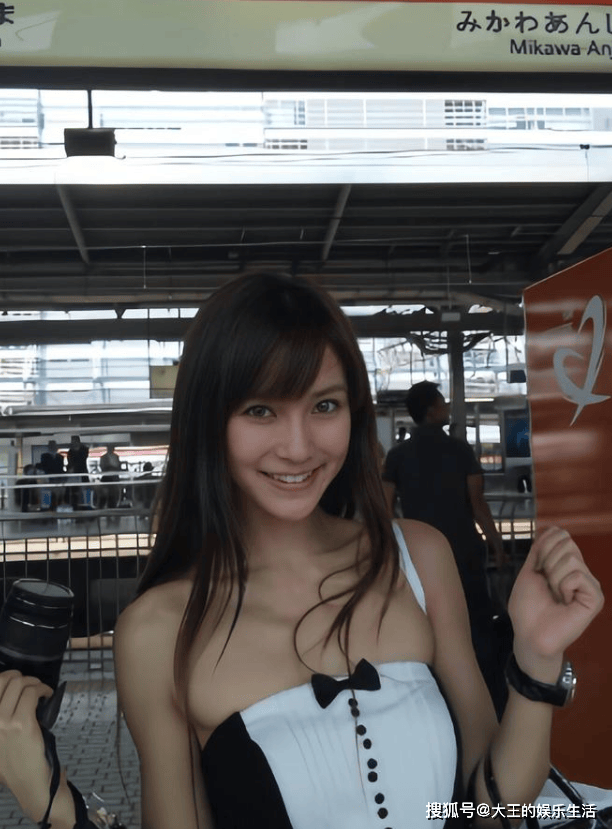 杨颖18岁在日本照片曝光,大口啃雪糕毫无形象,整容与否一看便知