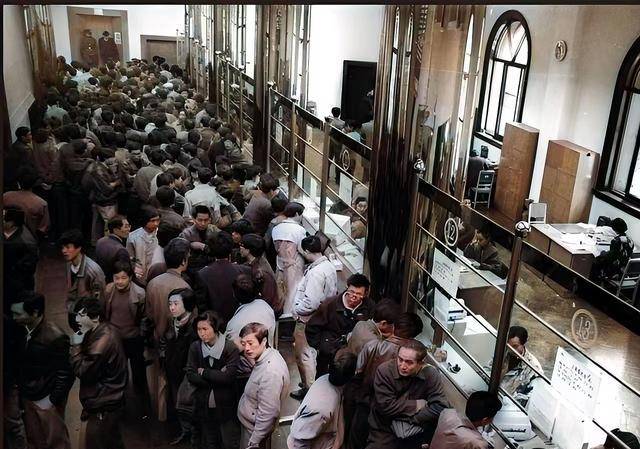90年代疯狂排队买股票的人们,都想通过股票实现自己的财富梦想