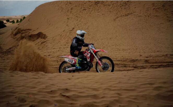 不一样的贵南县环木格滩沙漠越野挑战赛