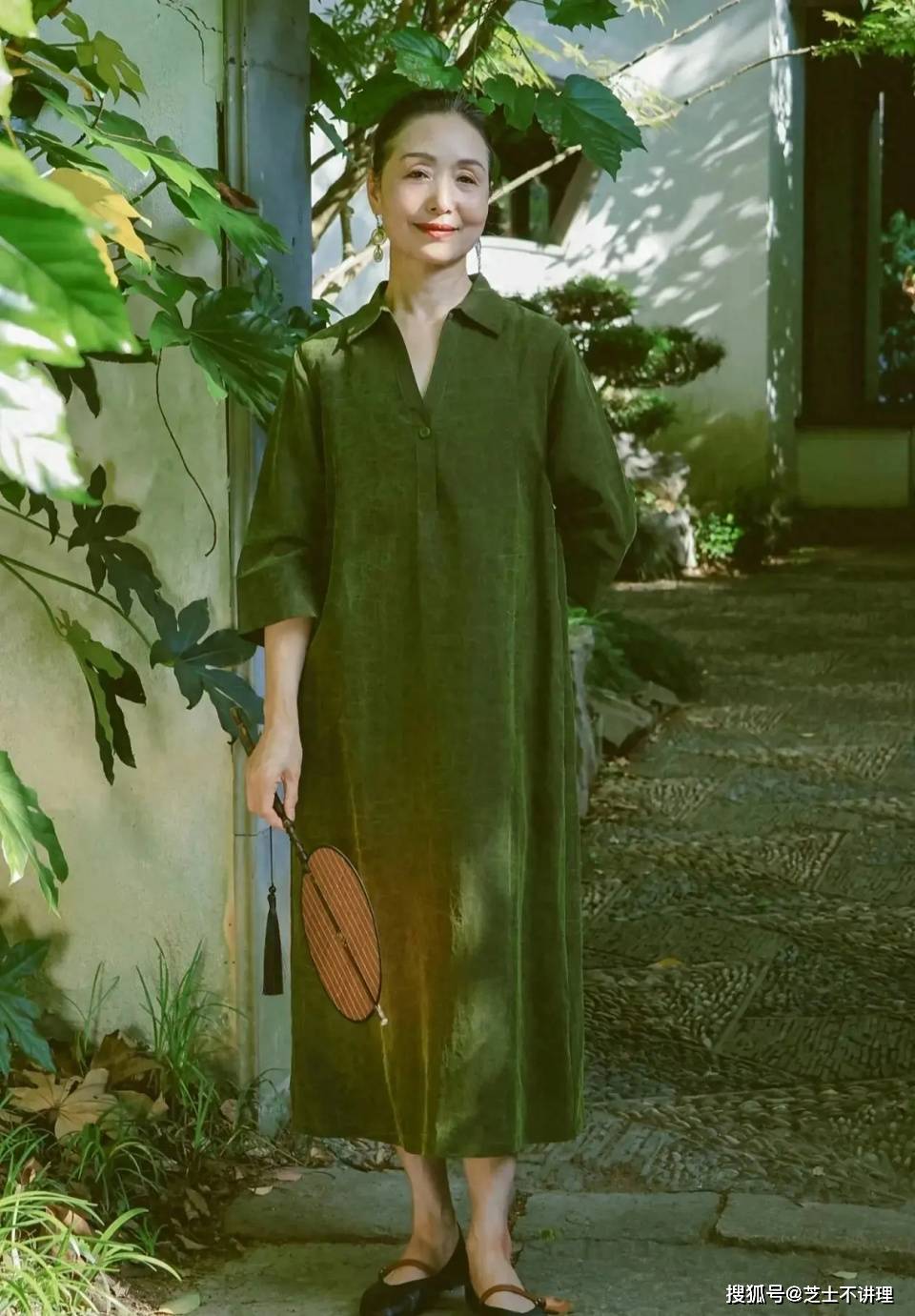 50,60岁的女人,还是穿"连衣裙"最显贵,选对款式优雅气质