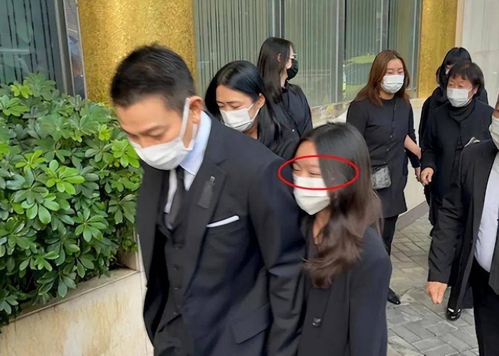 刘德华演唱会中途设计“滑跪”动作险些冲出高台，妻女皆在现场-刘德华舞台感染力