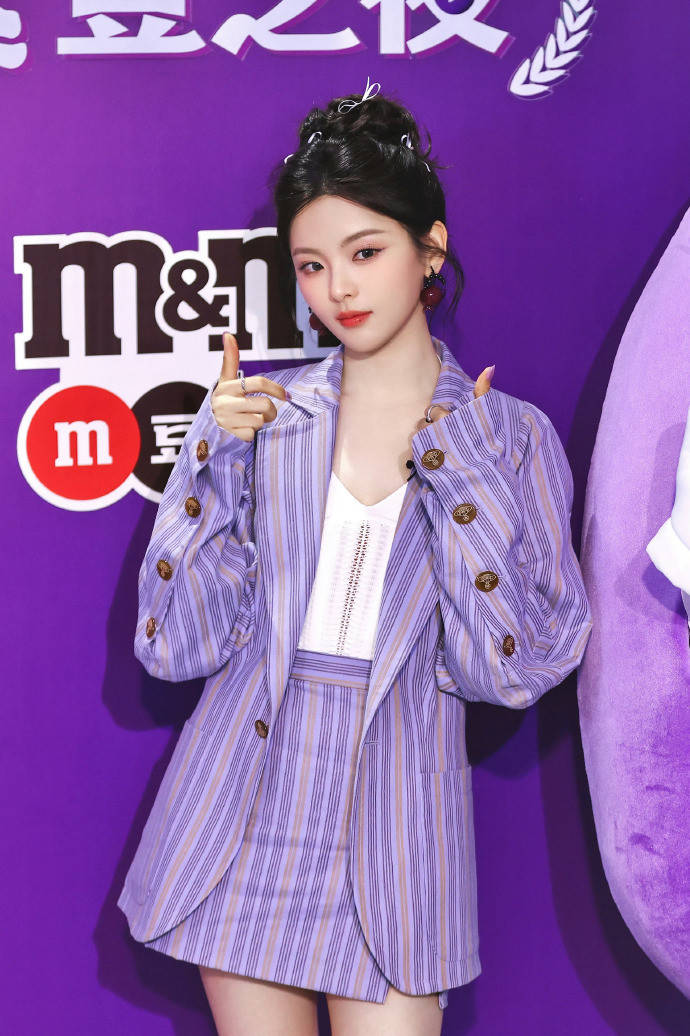 杨超越时尚逆袭的故事,紫色系穿搭魔法