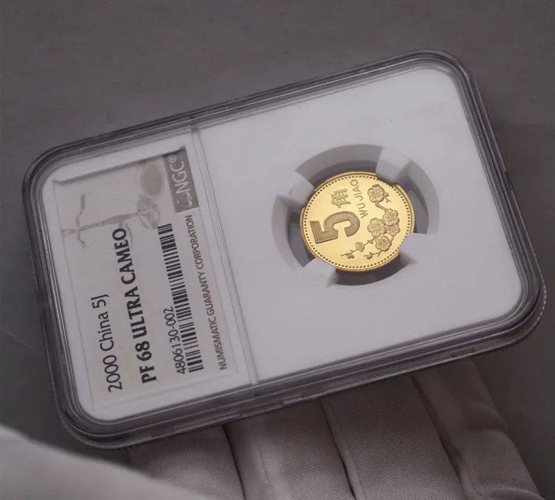 然而,在所有的梅花5角硬币中,有两种特别珍贵的版本,它们的价值甚至