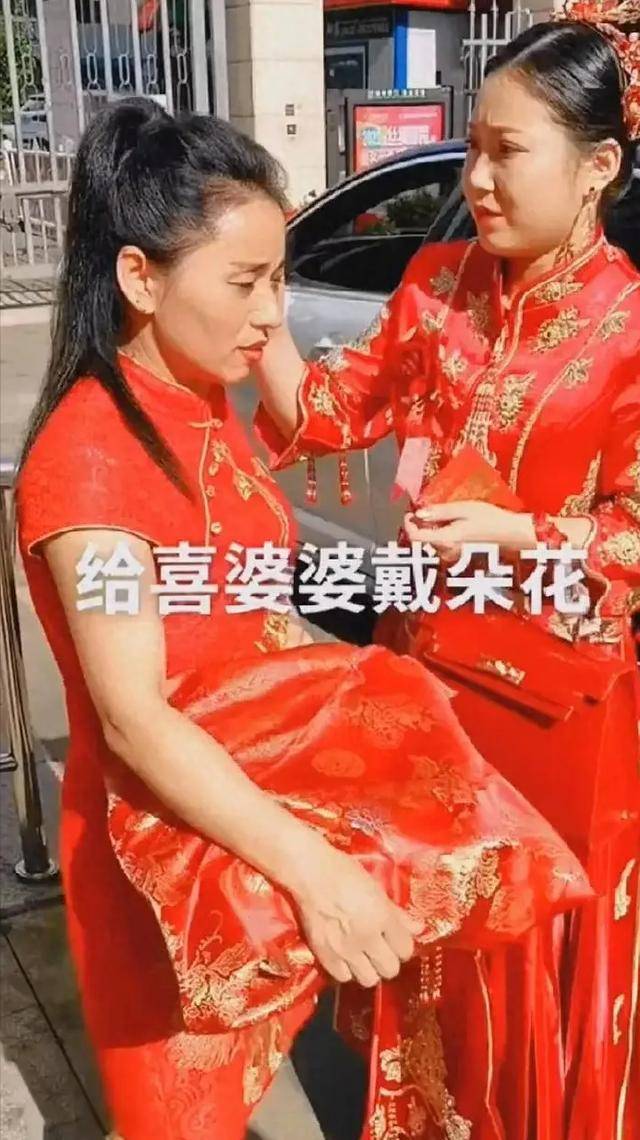 婆婆比儿媳还好看,高雅气质让人侧目,围观者:是不是穿错衣服了