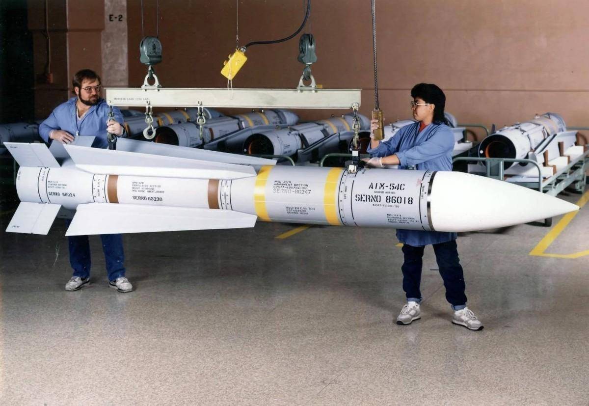 美军最新空空导弹有多大?看看旁边的aim