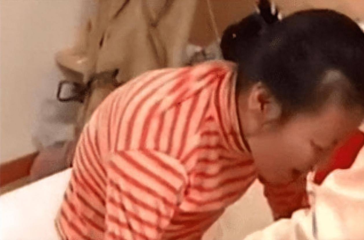 照顾她,为了让她康复,特意请教了医生,说按摩可以有助于瘫痪的康复