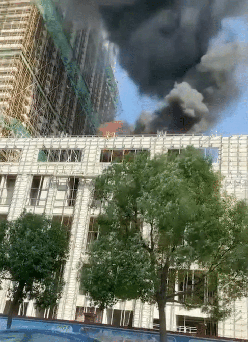 浙江嘉善一建筑起火 无人员伤亡,现场火光以及黑色浓烟清晰可见-浙江嘉善失火原因