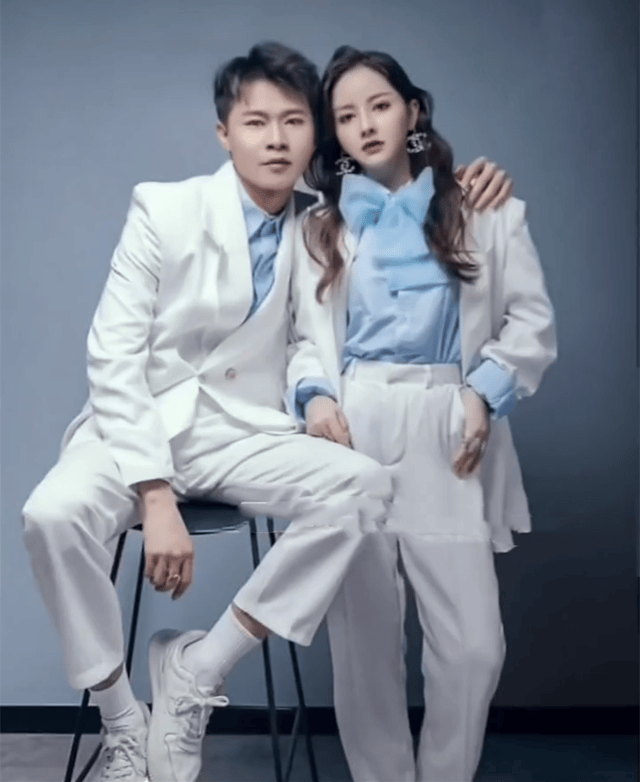 网红许华升官宣当爸!讲述与女友复合的全过程,吻孕肚照片曝光
